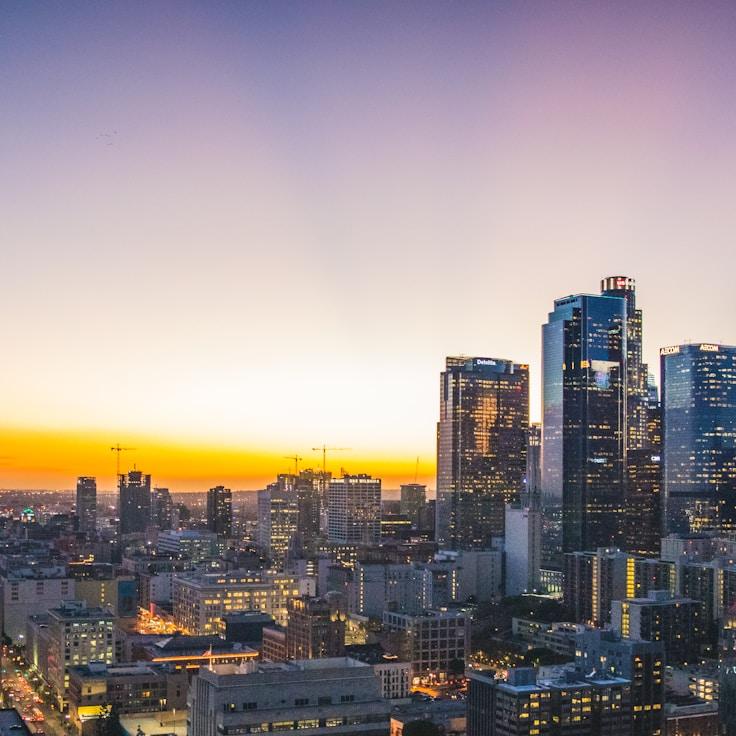 Parents evaluating schools in France