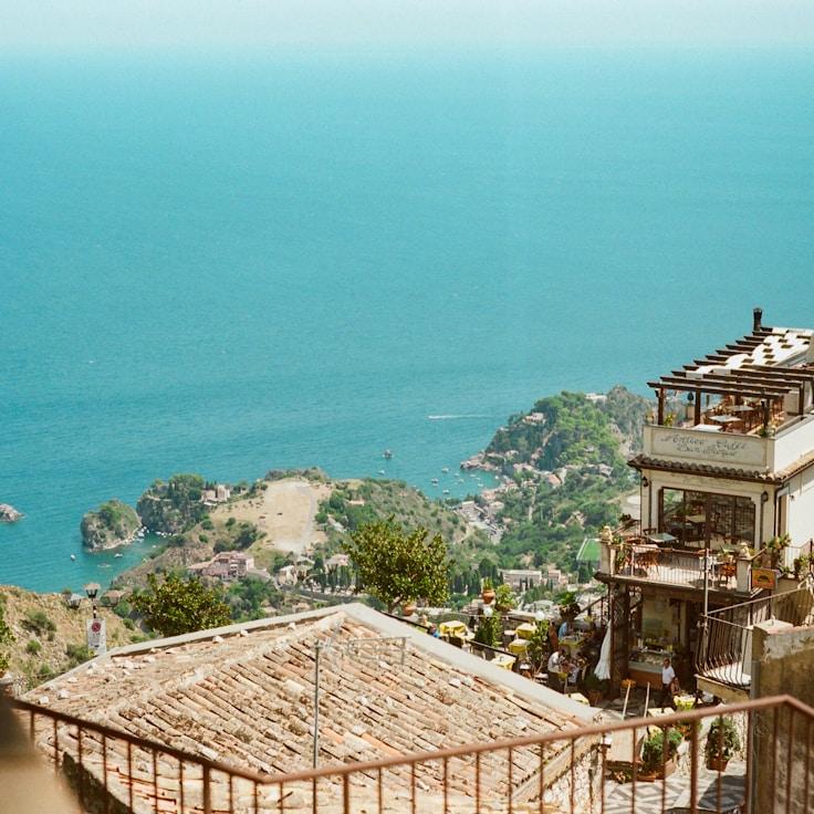 Outdoor terrace seating suitable for families in Lyon